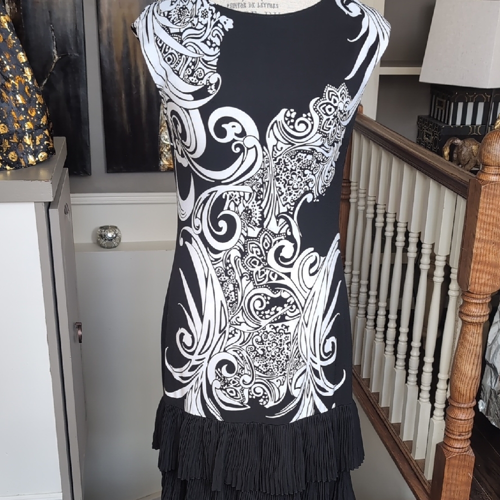 Frank Lyman Black and White Patterned Dress with Ruffle Hem.  P2P 17.25  L 37.5